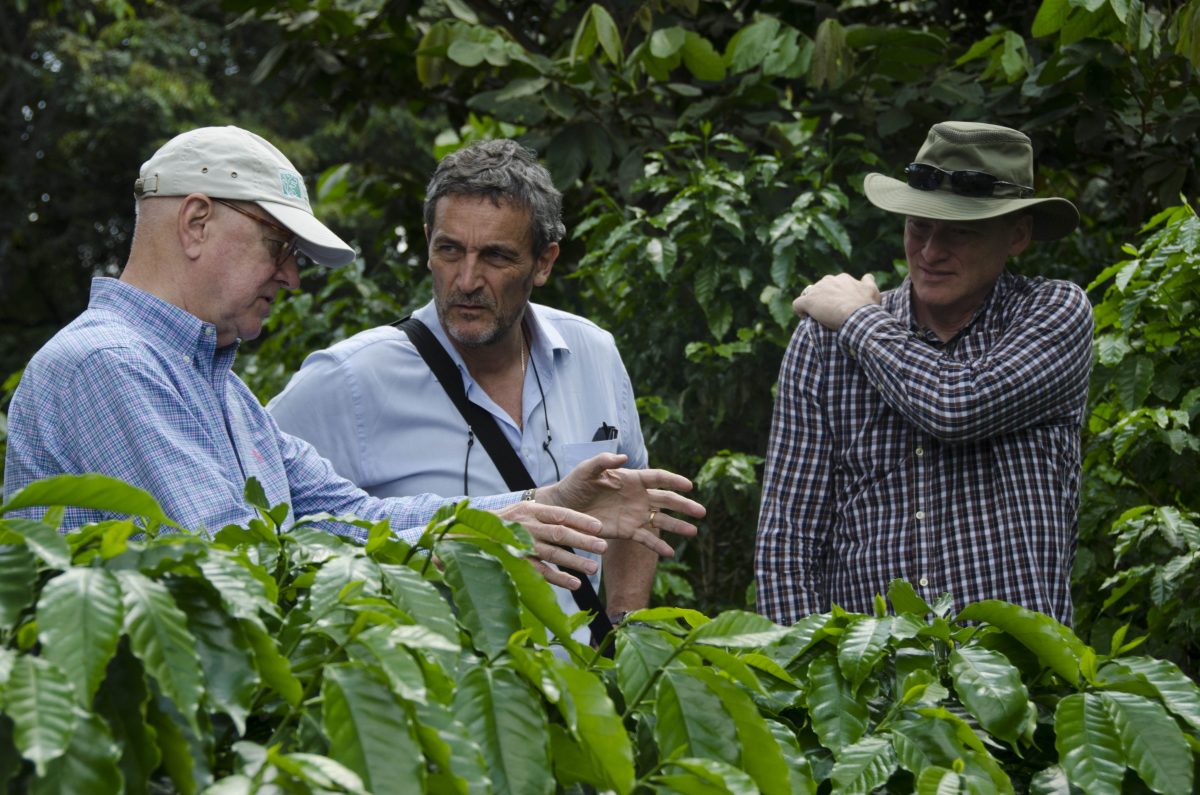 Benoît Bertrand au Salvador pour le World Coffee Research, en compagnie de Ed Price (Prof. Texas University) et Doug Wels (Peet's Coffee Vice President)