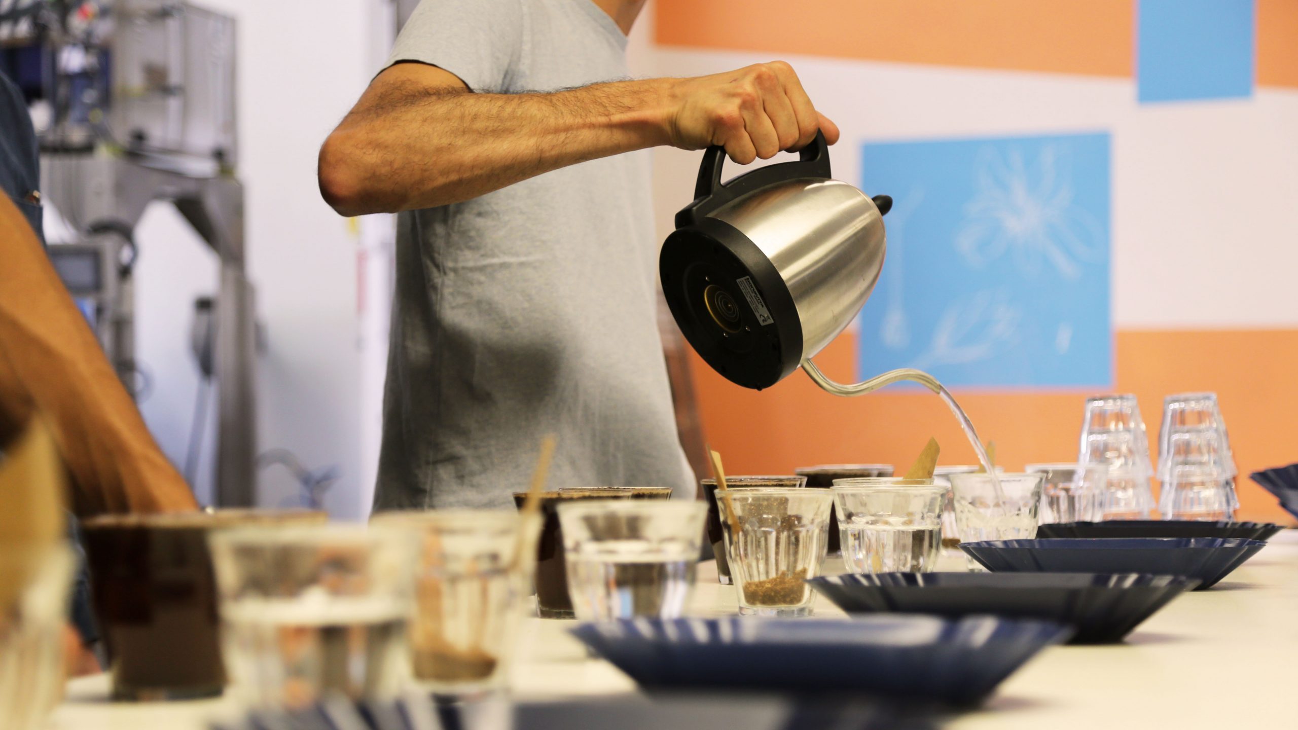 Préparation d'un cupping chez Kawa Coffee